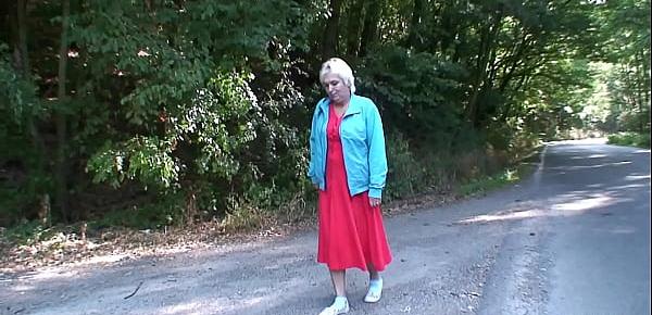  Blonde grandma getting doggy-fucked roadside